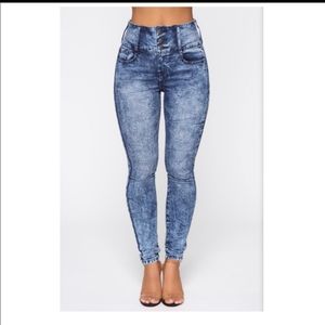 Fashion Nova Front Three Button High Waist Acid Wash Skinny Jeans. Size 7